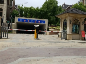 張家港伊頓花園別墅現(xiàn)場(chǎng)案例車牌識(shí)別加廣告道閘，人行通道閘（護(hù)外人臉識(shí)別加擺閘